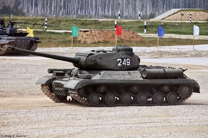 Đáng quan tâm, Uralvagonzavod còn có ý định “điên rồ” sẽ chế tạo lại cặp xe tăng hạng nặng lừng danh IS-2 và IS-3. Ước tính, trong giai đoạn 1943-1945, Liên Xô đã sản xuất cho hồng quân 3.854 chiếc IS-2 nặng tới 46 tấn, bọc giáp dày từ 90-130mm, trang bị khẩu đại pháo 122mm D-25T cực mạnh. Trong ảnh là một xe IS-2M hiếm hoi còn hoạt động tốt đến ngày nay trong Quân đội Nga. Nguồn ảnh: Vitaly Kuzmin
