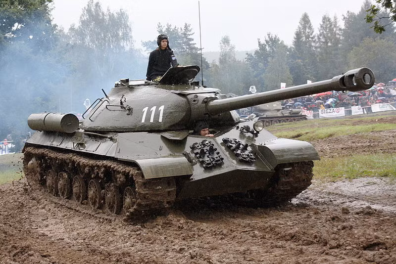 Sau sự thành công vang dội của IS-2, dù đã ở giai đoạn cuối cuộc chiến và mọi thứ gần như ngã ngũ nhưng Liên Xô vẫn cố gắng nghiên cứu nhanh, sản xuất gọn từ 1945 các xe tăng hạng nặng IS-3 với giáp cải tiến hiện đại hơn IS-2 nhằm đối phó với khẩu pháo 88mm L71 trên King Tiger. Khoảng 2.300 chiếc IS-3 đã được sản xuất tới tận 1947. Nguồn ảnh: Wikipedia