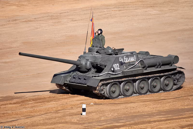 Tiếp đến là pháo tự hành SU-100 được sản xuất từ năm 1944 trên cơ sở dùng khung gầm xe tăng T-34 lắp khẩu pháo rãnh xoắn uy lực mạnh D-10S 100mm. Ước tính hơn 2.200 chiếc đã được sản xuất từ tháng 3/1944 tới tháng 7/1945. Nguồn ảnh: Vitaly Kuzmin