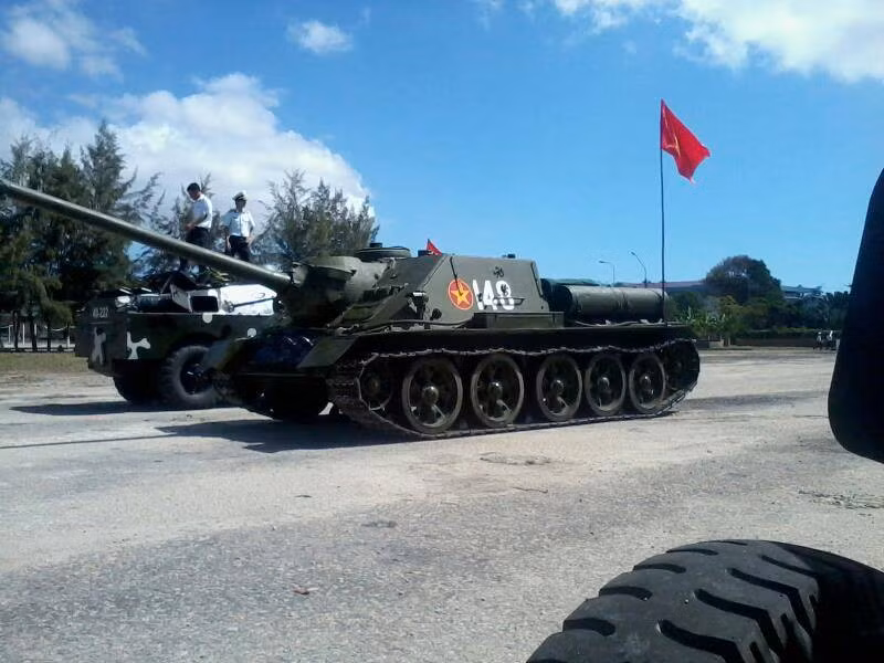Sau năm 1945, cũng như T-34, SU-100 còn xuất hiện trong một số cuộc chiến tranh trước khi "rút vào hậu trường". Đáng chú ý, đến ngày nay Su-100 vẫn còn nằm trong biên chế một vài quốc gia, trong đó có Hải quân Việt Nam. Nguồn ảnh: Wikipeida