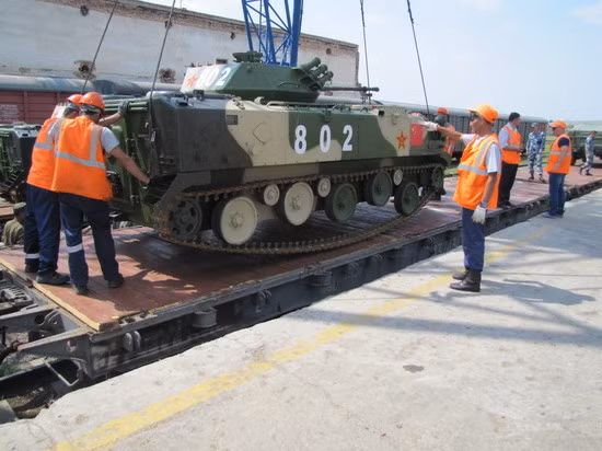 Xe chiến đấu đổ bộ đường không ZBD-03 của lực lượng lính dù Trung Quốc đang được tháo gỡ khỏi khoang tàu hỏa. Nguồn ảnh: Cơ quan tuyên huấn Quân khu Tây