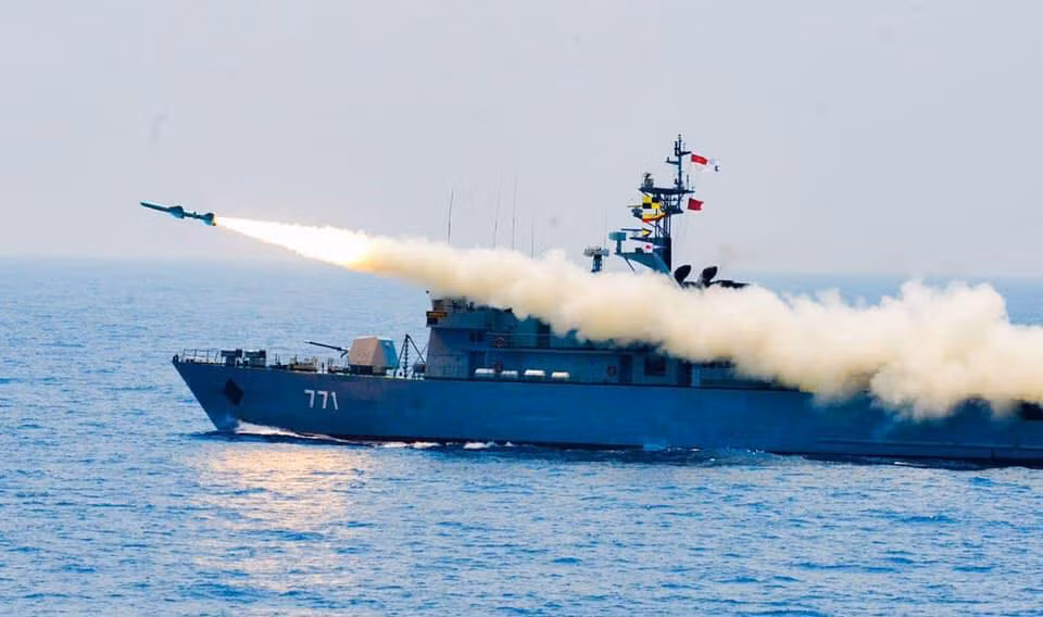 Tàu hộ tống UMS Anawratha khai hỏa tên lửa hành trình C-802 trong khoa mục thực binh bắn đạn thật. Nguồn: Myanmar Navy