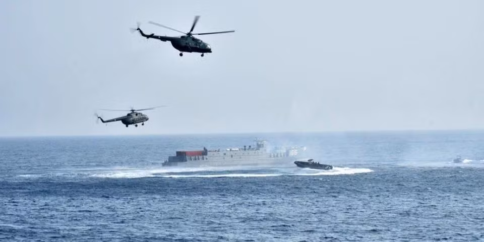 Các trực thăng Mi-8 của Hải quân Myanmar đang bước vào khoa mục chống hải tặc cướp tàu. Nguồn: Myanmar Navy