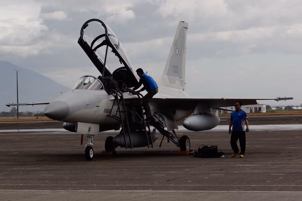 Cách mua sắm “buồn cười” từ “xưa tới nay” ở Philippines đã khiến phi đội FA-50PH sụt giảm khả năng tác chiến đáng kể. Dù radar hiện đại tới đâu, tính năng bay có tốt tới cỡ nào nhưng không có tên lửa và bom thì máy bay cũng chỉ là “đống sắt vô dụng”. Nguồn ảnh: Wikipedia