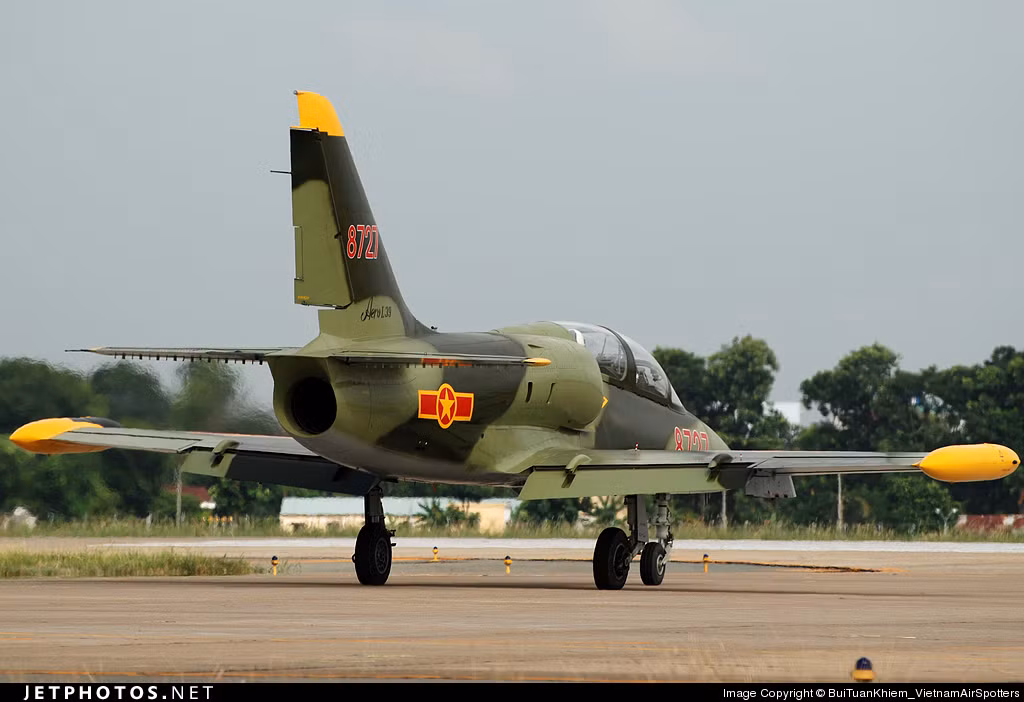 L-39 giúp học viên phi công trải nghiệm tốc độ phản lực nhanh thế nào. Với động cơ turbofan Ivchenko AI-25TL, L-39 đạt tốc độ tối đa 750km/h, tầm bay 1.100km, thời gian bay liên tục 2h30 phút, trần bay tới 11.000m. Nguồn ảnh: Jetphotos