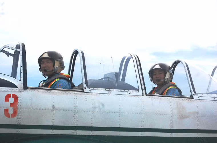 Sau các phần học lý thuyết, các học viện phi công đầu tiên phải trải qua thử thách trên máy bay huấn luyện quân sự Iak-52. Đây là máy bay động cơ cánh quạt giúp phi công trải nghiệm cảm giác bay đầu tiên, có vượt qua Iak-52, họ mới tới được máy bay phản lực hiện đại. “Tạch” ở Iak-52, cánh cửa lên trời coi như khép lại. Ảnh: Hà Trang