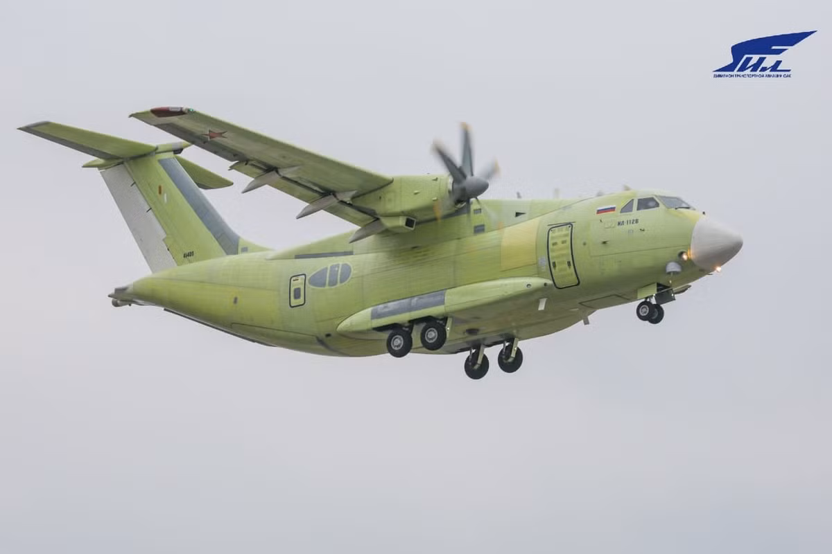 Hiện vẫn chưa rõ chi tiết các tham số mà máy bay vận tải Il-112V không đạt được theo yêu cầu của Bộ Quốc phòng Nga. Chỉ biết rằng, theo các tài liệu đã được công bố, Il-112V sẽ có tải trọng 5 tấn – kém hơn 500kg so với An-26. Nguồn ảnh: Voronezh