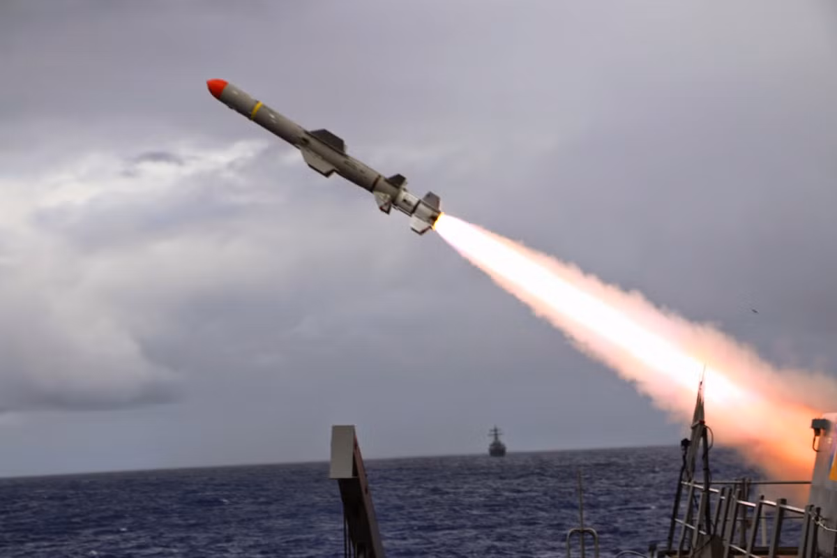 Theo một số nguồn tin, Type 90 vốn là thiết kế trên cơ sở tham khảo tên lửa RGM-84 Harpoon của Mỹ. Nó được đưa vào sử dụng năm 1992 thay thế hoàn toàn các bộ Harpoon trên mọi tàu chiến Nhật lúc bấy giờ. Ước tính, Mitsubishi đã sản xuất 384 quả Type 90. Nguồn ảnh: Wikipedia