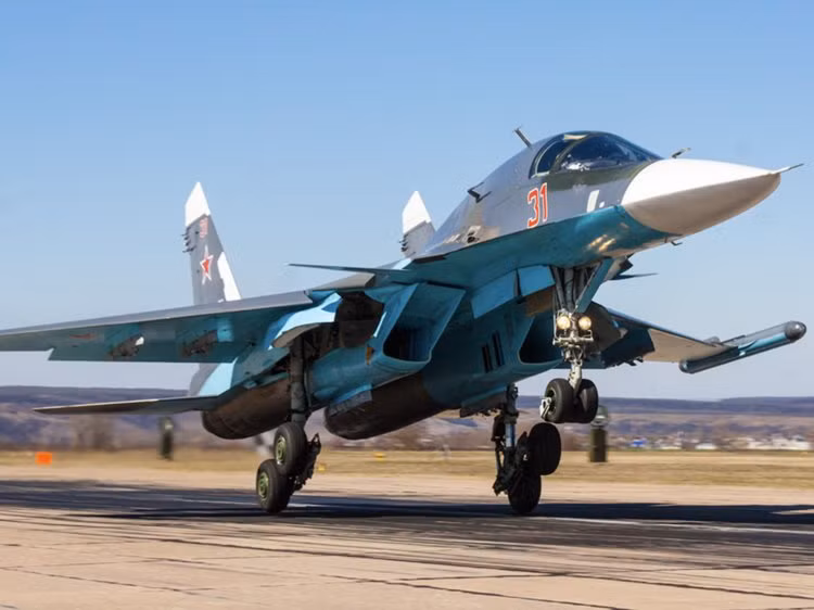Rất may mắn, phi hành đoàn hai máy bay Su-34 kịp thời xử lý và đưa máy bay trở về hạ cánh an toàn với “thương tích nặng nề”. Nguyên nhân vụ việc tạm được xác định Một chiếc Su-34 bị hỏng cabin, động cơ và khung thân. Trong khi chiếc còn lại bị bung đầu mút cánh nơi gắn thiết bị tác chiến điện tử. Ảnh: Wikipedia