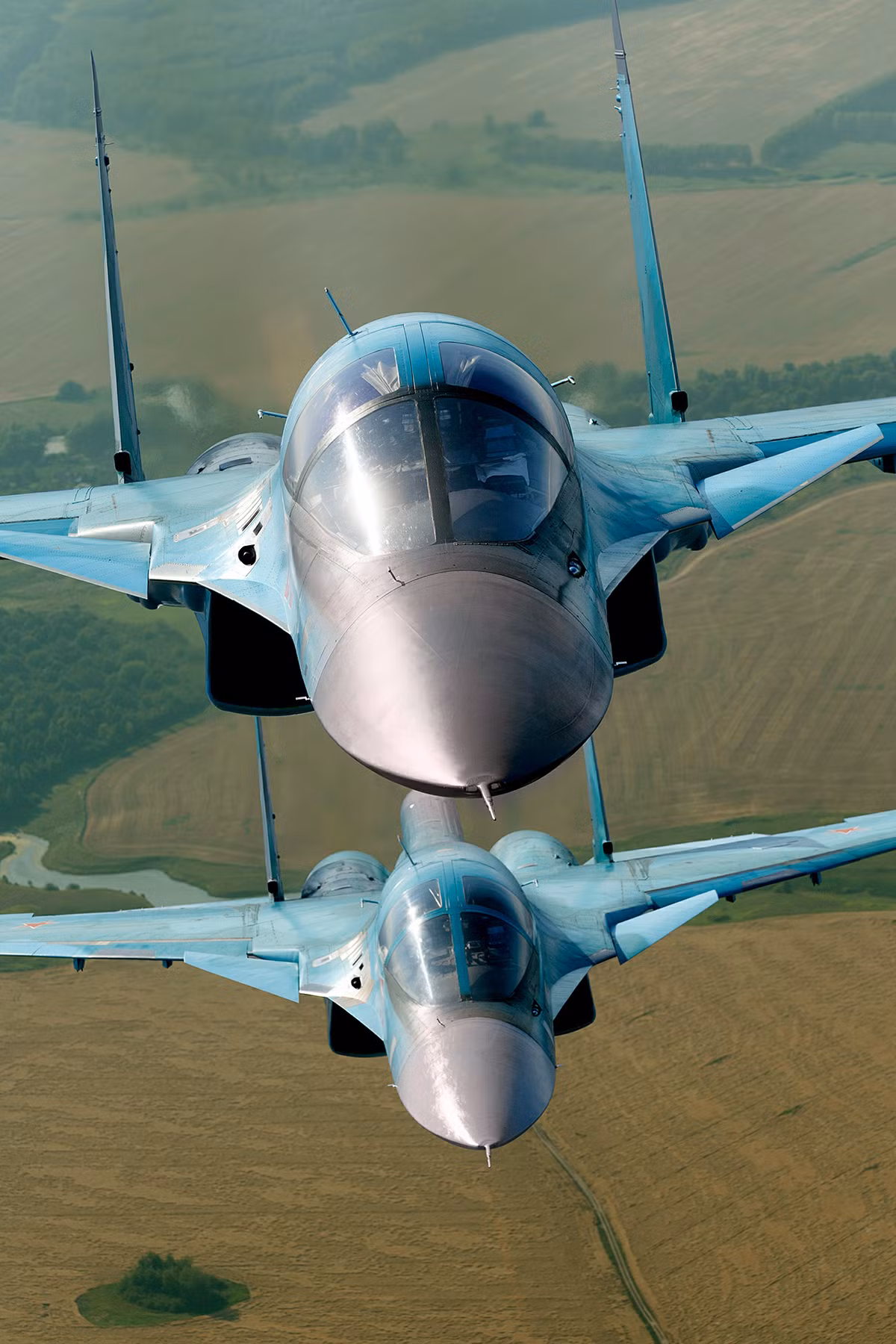 Trong khi nỗi đau từ vụ tai nạn Su-25UB còn chưa nguôi ngoai, thì chiều ngày 6/9, kênh REN-TV thông tin 2 máy bay tiêm kích - bom Su-34 đã đâm nhau trên vùng trời khu vực Lipetsk. "Buồng lái của máy bay chỉ huy đã va phải đồng đội ở vị trí đầu mút cánh, trong khi cố gắng thoát ra, hai máy bay lại tiếp tục va chạm thêm một lần nữa. Đồng thời các mảnh vỡ đã bị hút vào động cơ của 1 chiếc", một nguồn tin cho Sputnik biết. Ảnh: Wikipedia