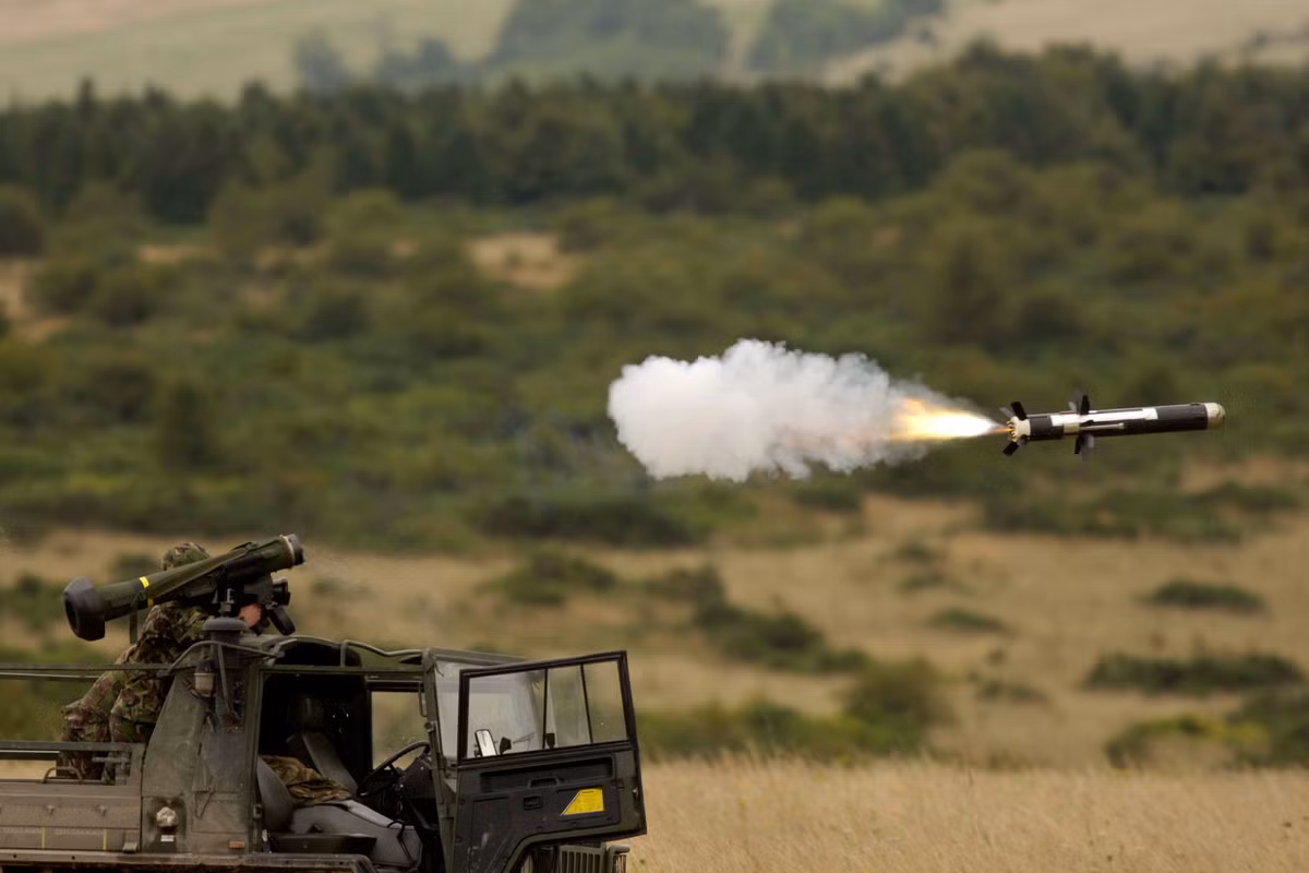 Mặc dù chưa bao giờ thực sự thử sức với T-72B3 hay T-90 của Nga, thế nhưng tổ hợp tên lửa chống tăng Javelin được coi là có khả năng tiêu diệt mọi loại xe tăng hiện đại nhất hiện nay với cơ chế tấn công vô cùng độc đáo – nhắm vào chỗ yếu nhất trên hầu hết xe tăng, gồm cả T-14 Armata. Nguồn ảnh: Wikipedia