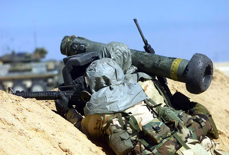 Javelin có tên khai sinh đầy đủ là FGM-148 Javelin là tổ hợp tên lửa chống tăng "bắn và quên" hiện đại nhất hiện nay, vượt trội về cơ chế điều khiển hơn nhiều loại tên lửa Nga bao gồm cả Kornet. Kể từ khi đưa vào sản xuất năm 1996 tới nay, 45.000 quả tên lửa đã được chế tạo kèm 12.000 bệ phóng CLU, ước tính 5.000 quả đã được sử dụng trong chiến đấu. Nguồn ảnh: Wikipedia