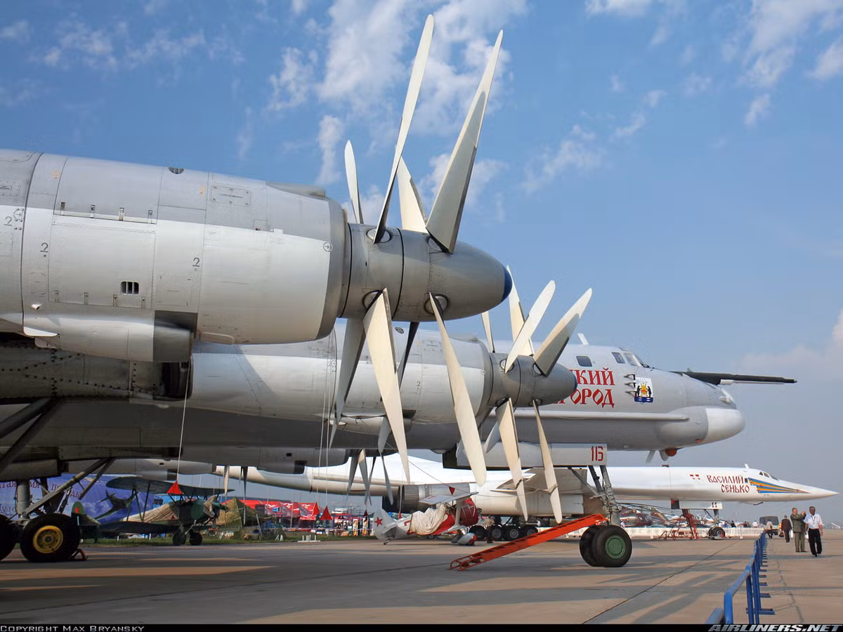 Cũng theo nguồn tin, động cơ mới sau nâng cấp mang tên NK-12MPM cung cấp cho Tu-95MS tầm bay xa hơn, tải trọng lớn hơn, trong khi đó độ rung giảm xuống 50% so với động cơ NK-12MP nguyên bản. Nguồn ảnh: Airliners.net