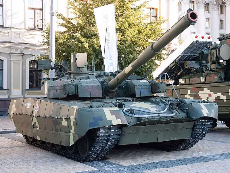 BM Oplot hay còn được gọi là xe T-84 Oplot-M là phiên bản mới nhất và hiện đại nhất của dòng xe tăng T-84 do Ukraine phát triển trên cơ sở cải tiến từ thiết kế T-80 của Liên Xô. Về cơ bản, T-84 không có nhiều khác biệt với T-80, có chăng là khí tài trên nó do Ukraine sản xuất và viết thương hiệu riêng của mình vào. Nguồn ảnh: Wikipedia