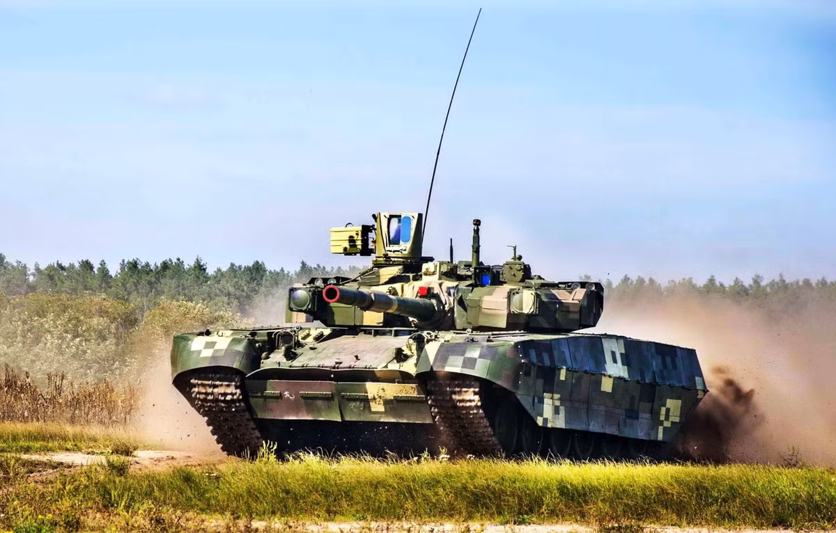 Nhìn chung các tham số quảng cáo của BM Oplot chẳng thua gì T-90 đắt hàng của Nga. Vấn đề lớn nhất được cho là nằm ở chất lượng xe tăng cũng như giá cả và nhất là tiến độ giao hàng. Hợp đồng gần đây nhất với Thái Lan, tốc độ giao xe chậm đã khiến Bangkok hủy bỏ hợp đồng với Kiev. Trước đó, Azerbaijan, Bangladesh, Hy Lạp, Malaysia, Thổ Nhĩ Kỳ cũng từng lắc đầu quầy quậy trước Oplot. Rõ ràng phải có một điều gì đó khiến nhiều nước từ chối Oplot tới vậy. Nguồn ảnh: Wikipedia