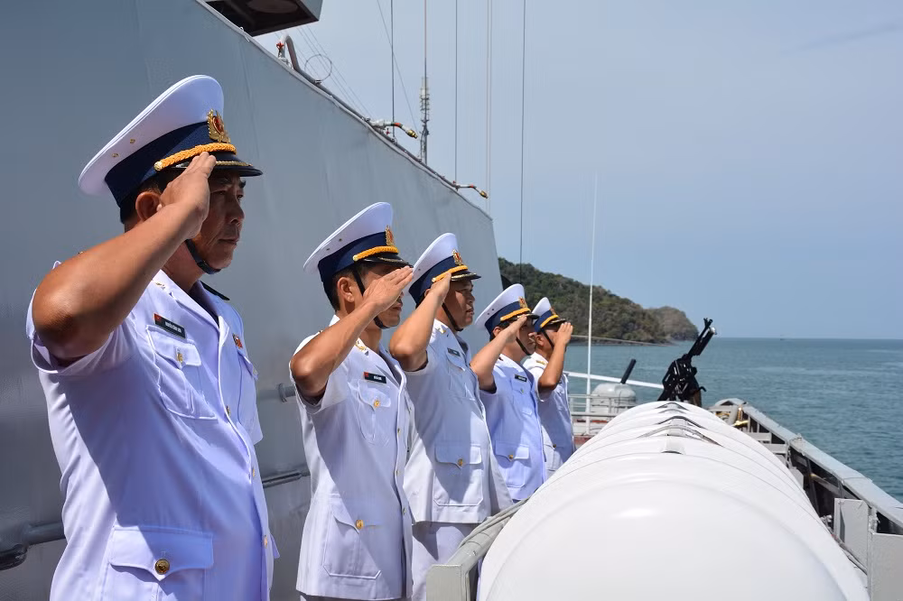 Theo đó, ngày 27/3, tàu Lý Thái Tổ đã tham gia duyệt binh hải quân quốc tế LIMA 2019. Trong suốt quá trình duyệt binh, chỉ huy Tàu 012-Lý Thái Tổ và kíp thủy thủ trên buồng hành trình đã duy trì hướng tàu đúng theo quy ước dành cho các tàu tham gia lễ duyệt binh, đảm bảo cự ly đội hình và thực hiện nghi thức chào nhau theo thông lệ của Hải quân quốc tế một cách trang trọng. Ảnh: Báo Hải Quân