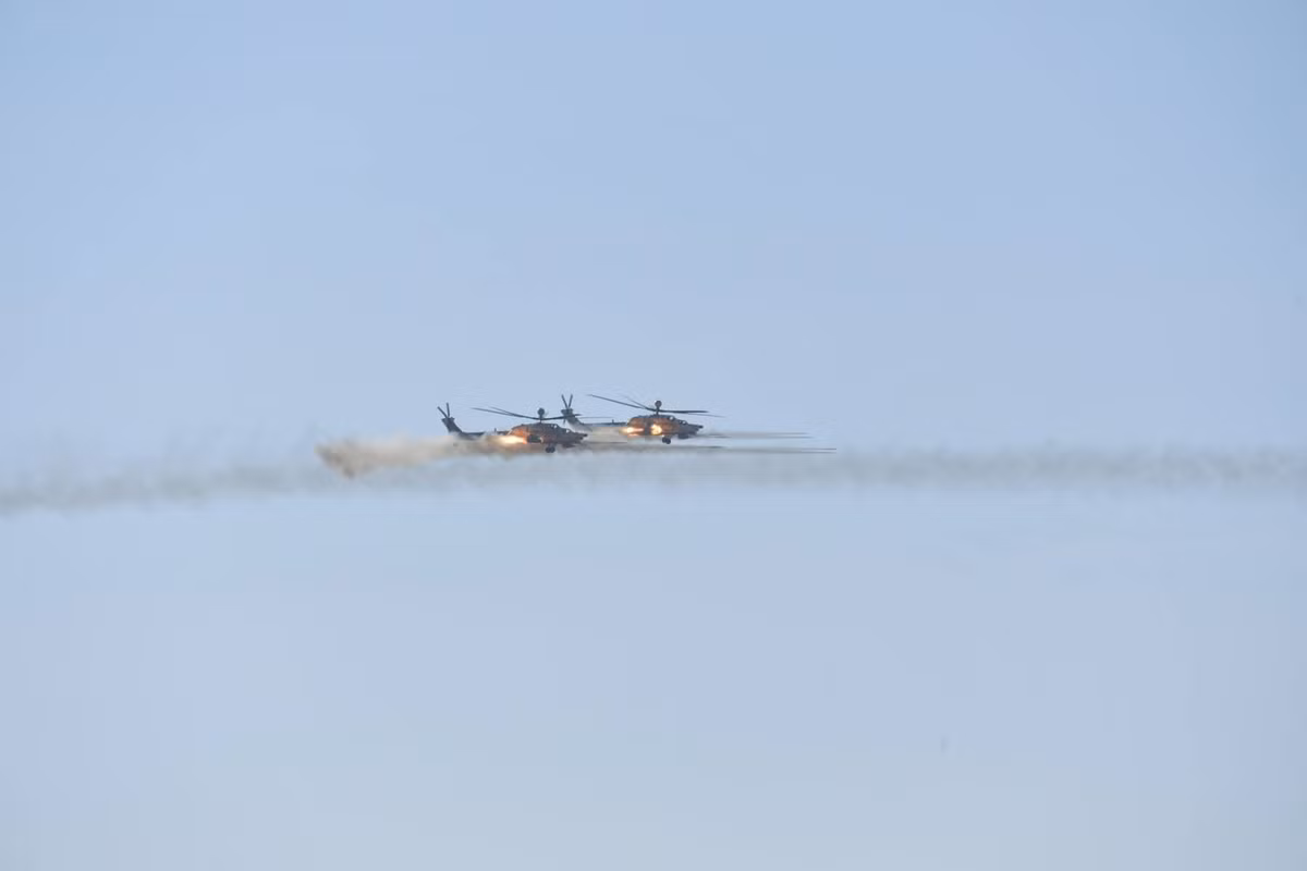 Trực thăng tấn công Mi-28 phóng rocket ồ ạt. Nguồn ảnh: dambiev