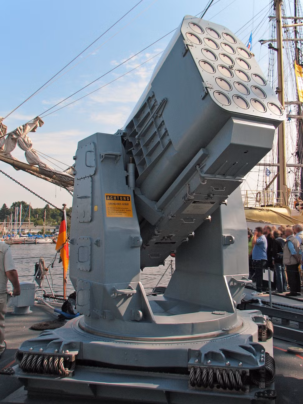 Theo đó, khác với các chiến hạm mới của Anh hay Pháp - Italy thường tích hợp hệ thống phòng không tầm xa bảo vệ cấp hạm đội, thì F125 chỉ được trang bị hệ thống phòng không tầm thấp. Nguồn ảnh: Wikipedia
