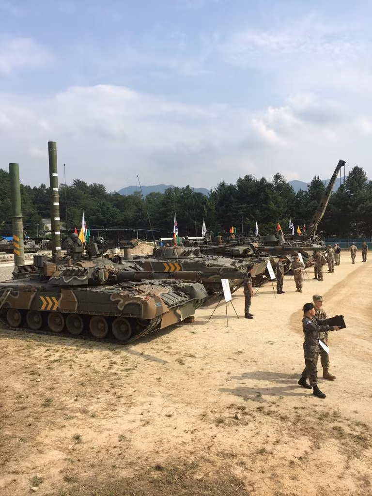 Tại đây, các binh sĩ Sư đoàn kỵ binh 1 đặc biệt tinh nhuệ của Mỹ đã được phép lái thử cũng như tìm hiểu khả năng chiến đấu của dòng xe tăng chủ lực T-80U do Nga sản xuất. Loại tăng mà Mỹ phải đối đầu ở châu Âu. Ảnh: dambiev