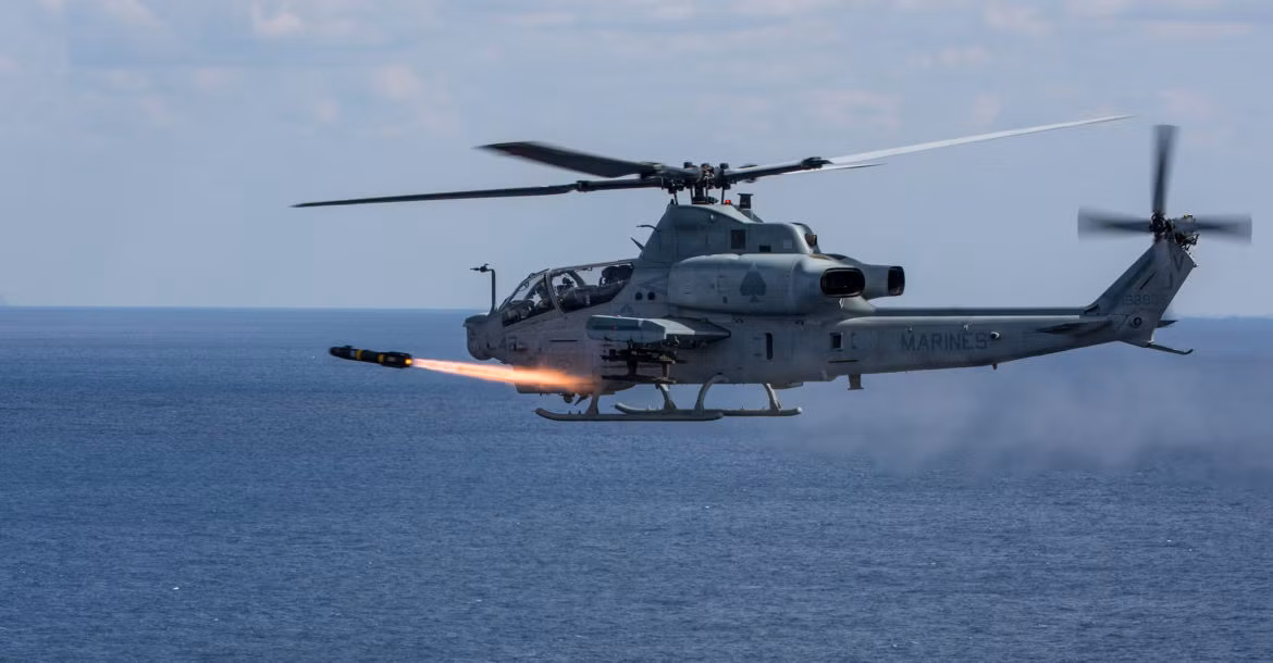 Trong vai trò tấn công, AH-1Z Viper hoàn toàn làm tốt vai trò diệt tăng, chống bộ binh của mình với khả năng mang tới 16 tên lửa chống tăng Hellfire cực mạnh hoặc các loại rocket, cùng pháo tự động 20mm. Nguồn ảnh: Airliners.net
