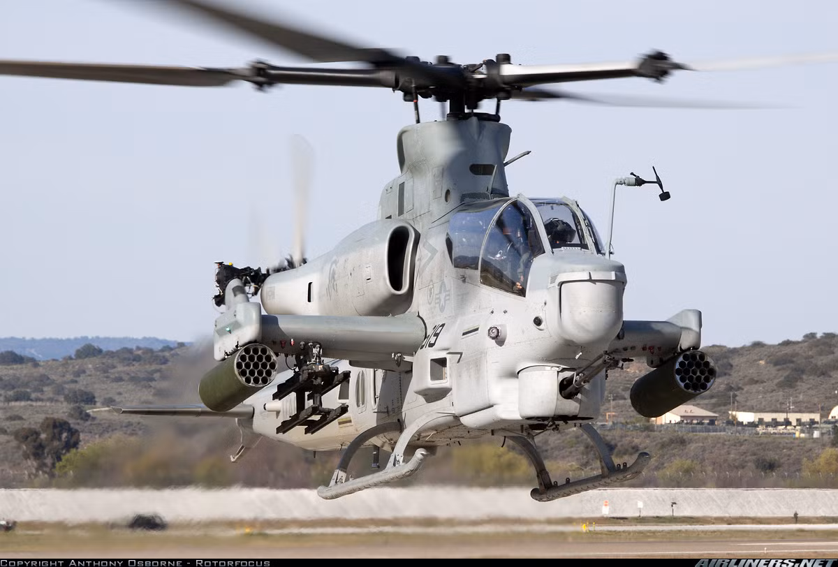 Ví như AH-1Z Viper, đây là dòng trực thăng tấn công rất hiện đại của Bell Helicopter được thiết kế riêng cho Thủy quân Lục chiến Mỹ với chi phí tới 31 triệu USD/chiếc. Nguồn ảnh: Airliners.net