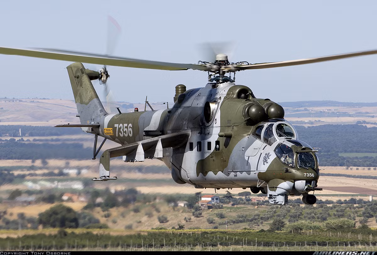Về vũ khí, Mi-24V tích hợp tháp pháo với súng máy 4 nòng 12,7mm Yak-B, hai cánh nhỏ có 6 giá treo cho phép mang tên lửa chống tăng Shturm-V có tầm bắn 6km; rocket 57-80-240mm hoặc thậm chí là cả bom hàng không ZAB, FAB, RBK, ODAB 500kg. Nguồn ảnh: Airliners.net