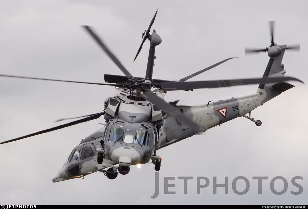 Trong khi UH-60M lại chỉ mạnh về khả năng chở quân, vai trò tấn công mặt đất của nó chỉ là "thêm vào cho có” với trang bị chủ yếu là súng máy và rocket cỡ nhỏ. Nguồn ảnh: Jetphotos