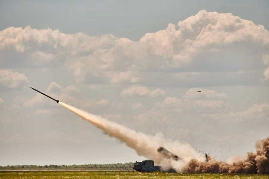 Mạng xã hội Nga quan tâm tới tình hình quân sự Ukraine mới đây đăng tải loạt ảnh "nét căng" các cuộc thử nghiệm siêu đạn rocket Vikha-M và Vikha-R được Ukraine tiến hành bắn thử tại thao trường ở Odessa. Nguồn ảnh: diana_mihailova's