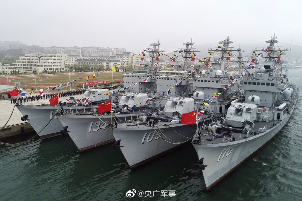 4 tàu khu trục vừa về vườn gồm: Kaifen (109) biên chế năm 1977; Dalian (110) biên chế năm 1979; Zhongyi (134) biên chế năm 1982 và Guilin (164) biên chế năm 1987. Nguồn ảnh: Sina