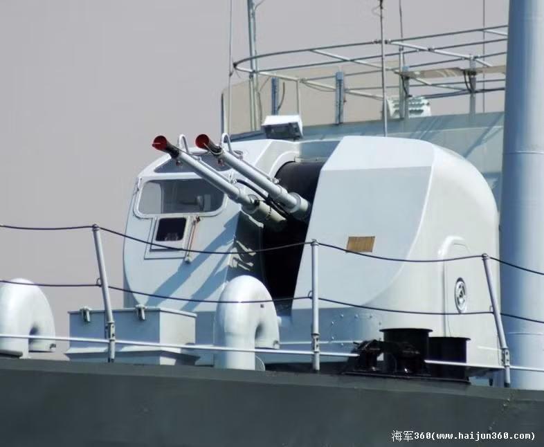 Về hỏa lực phòng không, Type 051 đời đầu chủ yếu dùng pháo phòng không, không có tên lửa nên năng lực bảo vệ nhìn chung rất yếu kém. Cụ thể, nó được trang bị 4 bệ pháo phòng không Type 76A cỡ 37mm2 nòng có tốc độ bắn 800 phát/phút, tầm bắn 9,4km (hiệu quả ở tầm 4,5km), độ cao diệt mục tiêu 7,8km. Nguồn ảnh: Sina
