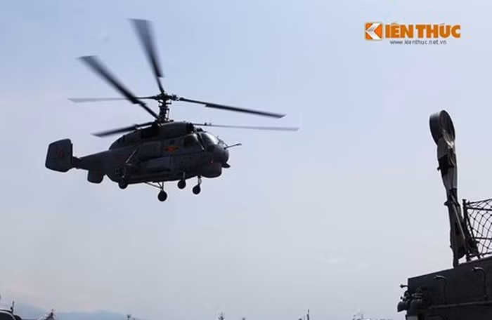 Các trực thăng Ka-28 ngoài việc xuất phát từ đất liền hiện đã được trang bị cho các tàu chiến có sân đỗ phục vụ tác chiến ngoài biển xa. Ảnh: Ka-28 bay trên đầu tàu hộ vệ Gepard 3.9.
