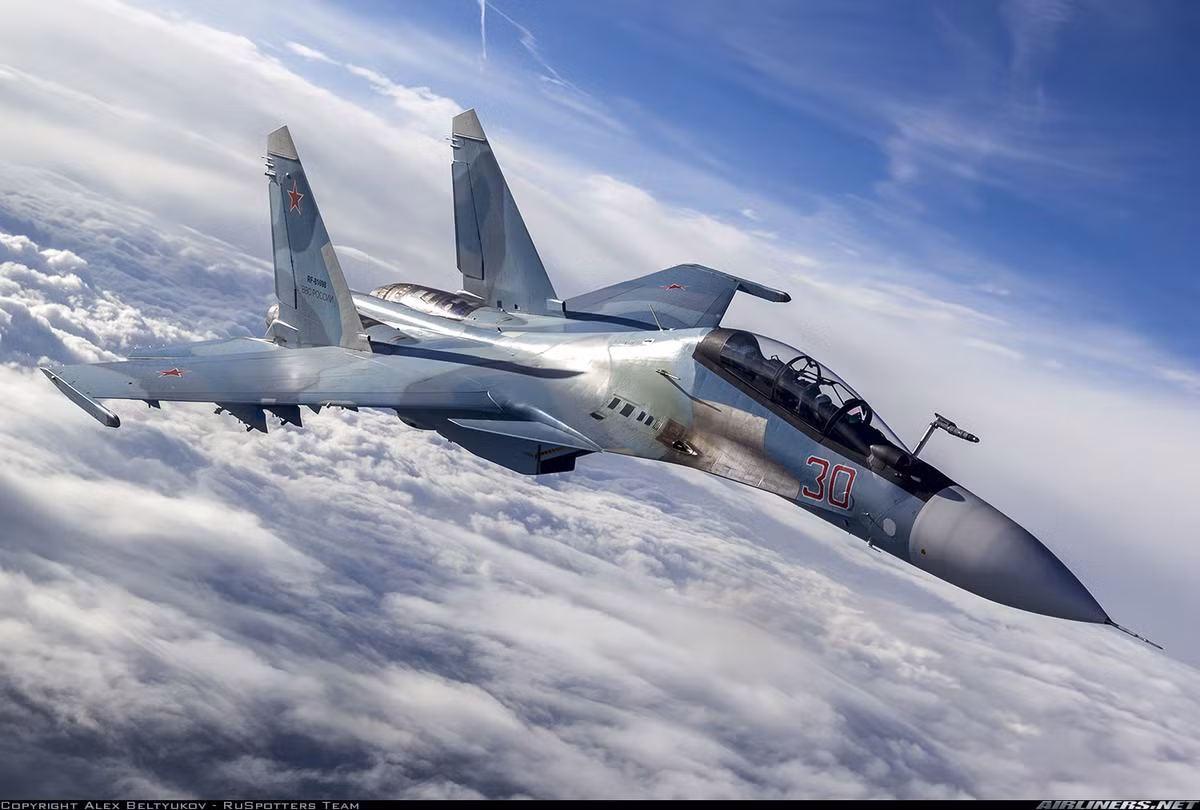 Hệ thống điện tử của Su-30SM đến nay vẫn là điều bí ẩn, tuy nhiên người ta cho rằng nó trang bị loại radar N011M Bars có tầm trinh sát tới 400km, có khả năng dẫn bắn nhiều loại vũ khí thông minh. Nguồn ảnh: Airliners.net