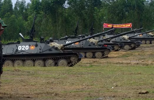 Trong ảnh là pháo tự hành ASU-85 được Liên Xô viện trợ cho Việt Nam những năm 1980 phục vụ bảo vệ biên giới phía Bắc. Tuy là thiết kế đậm chất CTTG 2 với pháo chính gắn chặt thân xe, nhưng có một điều đặc biệt – ASU-85 là pháo tự hành có khả năng nhảy dù duy nhất mà Việt Nam có. Nó từng được trang bị cho bộ đội đổ bộ đường không Liên Xô. ASU-85 nặng 15 tấn, dùng khung gầm xe tăng PT-76, lắp pháo 85mm D-70 đạt tầm bắn hiệu quả 1.150m chống tăng và tối đa khi bắn gián tiếp tới 10km. Nguồn ảnh: QĐND