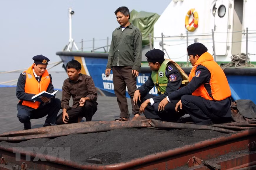 Để thực hiện nhiệm vụ rất rộng như vậy, đặc biệt là trong vai trò bảo vệ chủ quyền dưới bối cảnh diễn biến khu vực biển Đông hết sức phức tạp trong những năm gần đây, Cảnh sát biển Việt Nam liên tục được hiện đại hóa mạnh mẽ, trang bị thêm nhiều loại tàu mới cỡ lớn tăng tầm, thời gian hoạt động trên biển... Ảnh: TTXVN