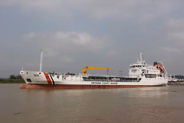 Trong ảnh là tàu lớn nhất của Cảnh sát biển Việt Nam mang số hiệu CSB 7011 do nhà máy đóng tàu Hồng hà chế tạo năm 2016. Con tàu có lượng giãn nước toàn tải 4.300 tấn, dài gần 90m, rộng 14m, tốc độ tối đa 13,5 hải lý/giờ, tầm hoạt động đến 6.000 hải lý, thời gian hoạt động liên tục trên biển đến 60 ngày đêm và chịu được sóng, gió cấp 9-11. Tàu thiết kế để vận chuyển, tiếp tế hậu cần gồm nước ngọt, ầu máy, thực phẩm, củ quả... Ảnh: Báo Đất Việt
