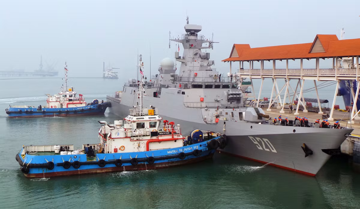 Dù là tàu chiến công nghệ Trung Quốc, nhưng nhìn tổng quan bên ngoài, C28A trông rất đẹp, đáp ứng chuẩn yêu cầu tàng hình với kiểu dáng góc cạnh, trơn tru. Theo nhà sản xuất, hệ thống ống xả động cơ diesel bố trí rất khéo léo giảm tín hiệu hồng ngoại. Nguồn ảnh: Malaysian Defence