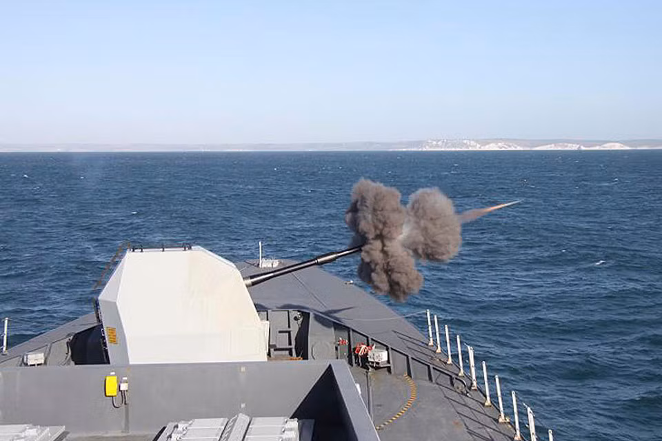 Ngoài hệ thống phòng không Sea Viper, hỏa lực còn lại của HMS Duncan không quá nổi bật. Trong nhiệm vụ chống hạm tàu mặt nước, con tàu vẫn sử dụng tên lửa hành trình Harpoon và có thể kết hợp pháo hạm 127mm với mục tiêu tầm gần dưới 30km. Nguồn ảnh: Wikipedia
