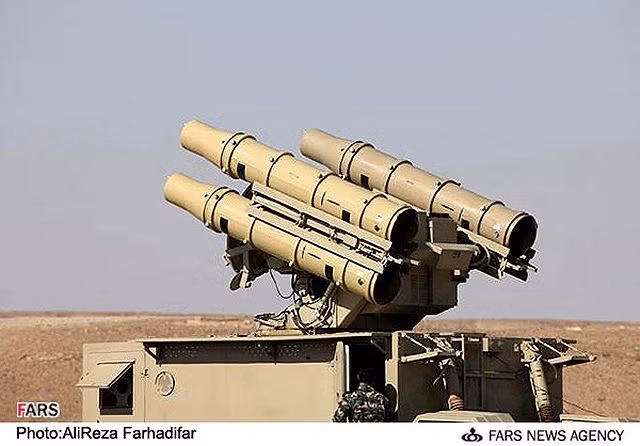 Với vũ khí nội địa, ở tầm thấp, Iran đã phát triển thành công hệ thống tên lửa phòng không Shahab Thaqeb dựa trên mẫu HQ-7 FM-80 của Trung Quốc. Mỗi bệ phóng được tích hợp 4 quả đạn kèm radar dẫn bắn. Nguồn ảnh: Fars