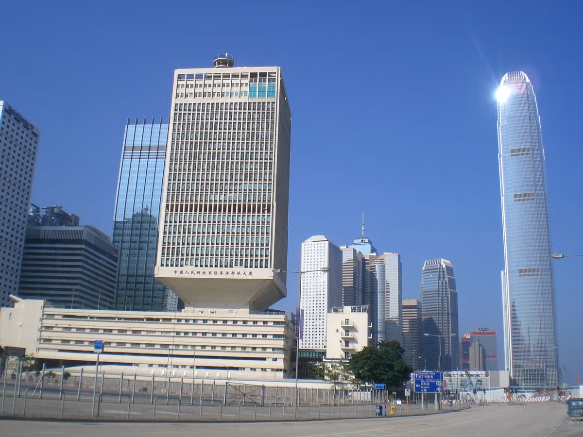 Trong ảnh là trụ sở Bộ tư lệnh đơn vị đồn trú Quân đội Trung Quốc tại Hong Kong. Hiện tư lệnh của đơn vị là Trung tướng Đàm Bản Hoành, chính ủy là Thiếu tướng Thái Vĩnh Trung. Nguồn ảnh: Wikipedia