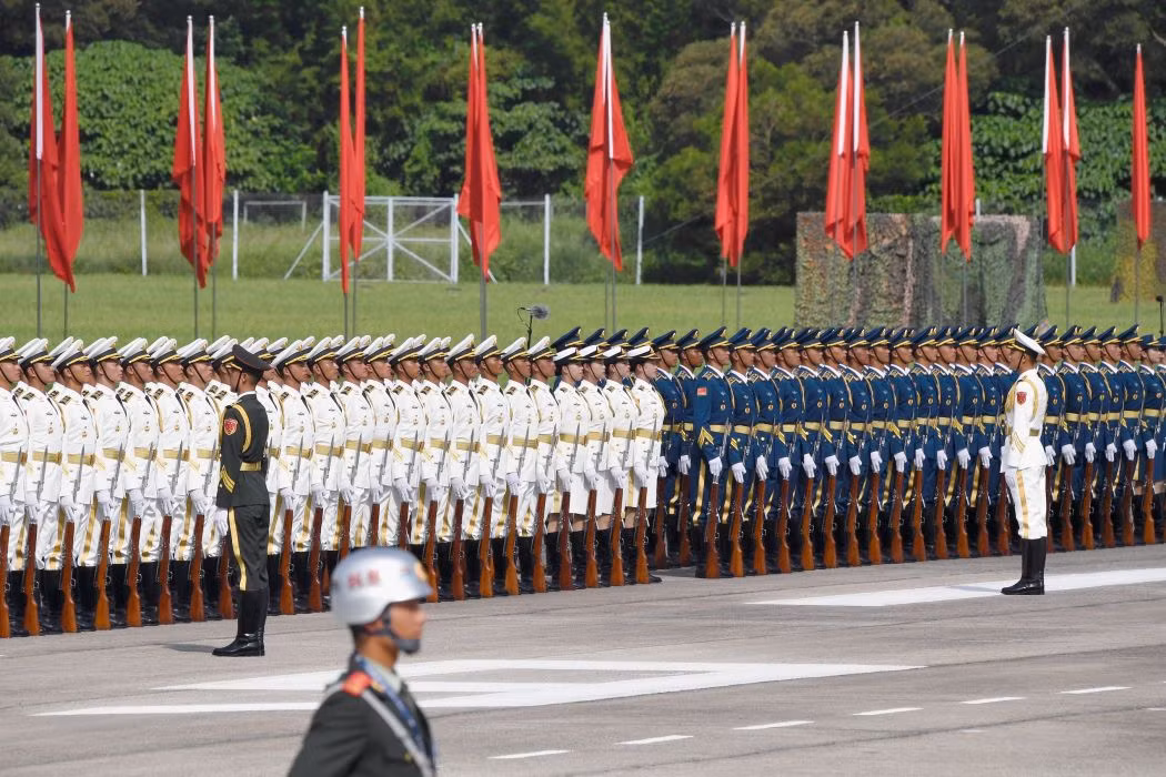 Theo quy định hiện hành, các lực lượng quân sự đóng quân tại Hong Kong sẽ không can thiệp vào các vấn đề địa phương và chính quyền Hong Kong sẽ chịu trách nhiệm duy trì trật tự công cộng. Nguồn ảnh: Hong Kong Free Press