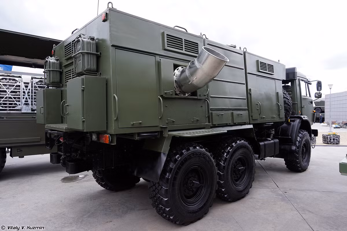 Phương tiện phun khói ngụy trang TDA-3 phục vụ việc bảo vệ các cơ sở lớn như nhà máy công nghiệp, bệnh viện… Việc nghi binh bảo vệ các mục tiêu quan trọng cũng là một trong các nhiệm vụ của bộ đội Hóa học. Nguồn ảnh: Vitaly-Kuzmin