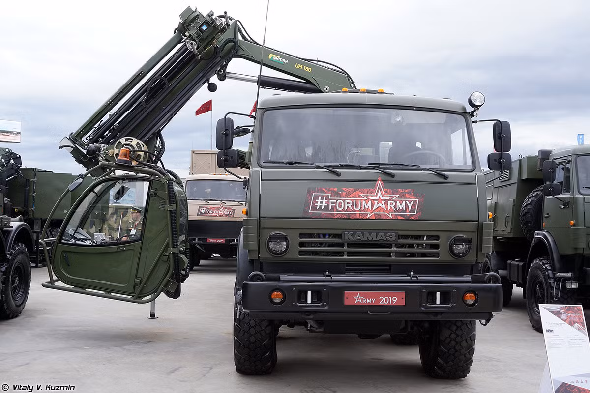 Xe tiêu tẩy UTM-80M với chiếc cần cẩu lắp cabin khá độc đáo phục vụ việc tiêu tẩy. Nguồn ảnh: Vitaly-Kuzmin