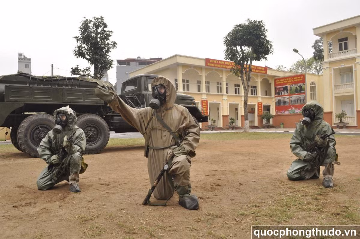 Trang bị bộ đội hóa học hiện nay đa phần do Liên Xô (cũ) sản xuất và viện trợ, cũng như một phần khí tài do công nghiệp quốc phòng chúng ta tự sản xuất. Tuy vẫn đáp ứng được yêu cầu hiện tại, nhưng nếu có điều kiện chúng ta nên cân nhắc hiện đại hóa với các khí tài mới từ Nga. Nguồn ảnh: Quốc phòng Thủ đô