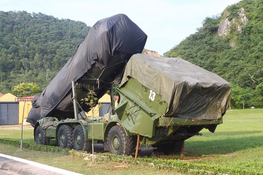 Ở ngoài 300km đến 500km, chúng ta hiện có hệ thống phòng thủ 4K44 Redut do Liên Xô (cũ) sản xuất. Đây là hệ thống phòng thủ bờ biển đồ sộ, được đánh giá có thể hủy diệt mục tiêu cự ly rất xa, rất lớn cỡ như tàu tuần dương, tàu sân bay. Ảnh: TTXVN