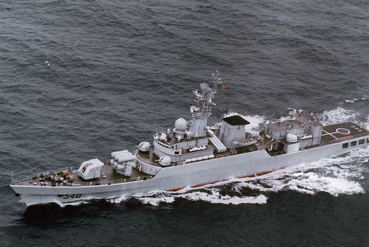 Parakramabahu (P625) thuộc lớp tàu hộ vệ Type 053H2G (NATO gọi là Giang Vệ 1) được nhà máy đóng tàu Hudong-Zhonghua thiết kế chế tạo. Trong ảnh là cấu hình vũ khí ban đầu của Tongling (542) trước khi cung cấp cho Sri Lanka, thấy rõ là nhiều vị trí đã bị tháo bỏ. Ảnh: Navy.kr