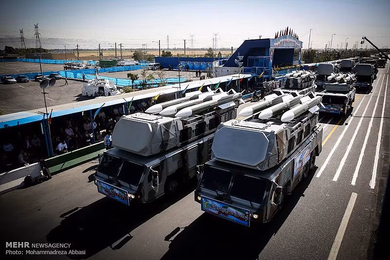 Tình trạng này xảy ra với phần lớn các loại vũ khí phòng không “hiện đại” do Iran chế tạo. Trong ảnh là hệ thống phòng không tự hành Raad được tuyên bố có thể bắn hạ tên lửa hành trình kiểu Tomahawk, các máy bay chiến thuật nhanh nhẹn như F/A-18, F-16 với tầm bắn 50-75km, độ cao tác xạ từ 25-27km. Nguồn trên ảnh