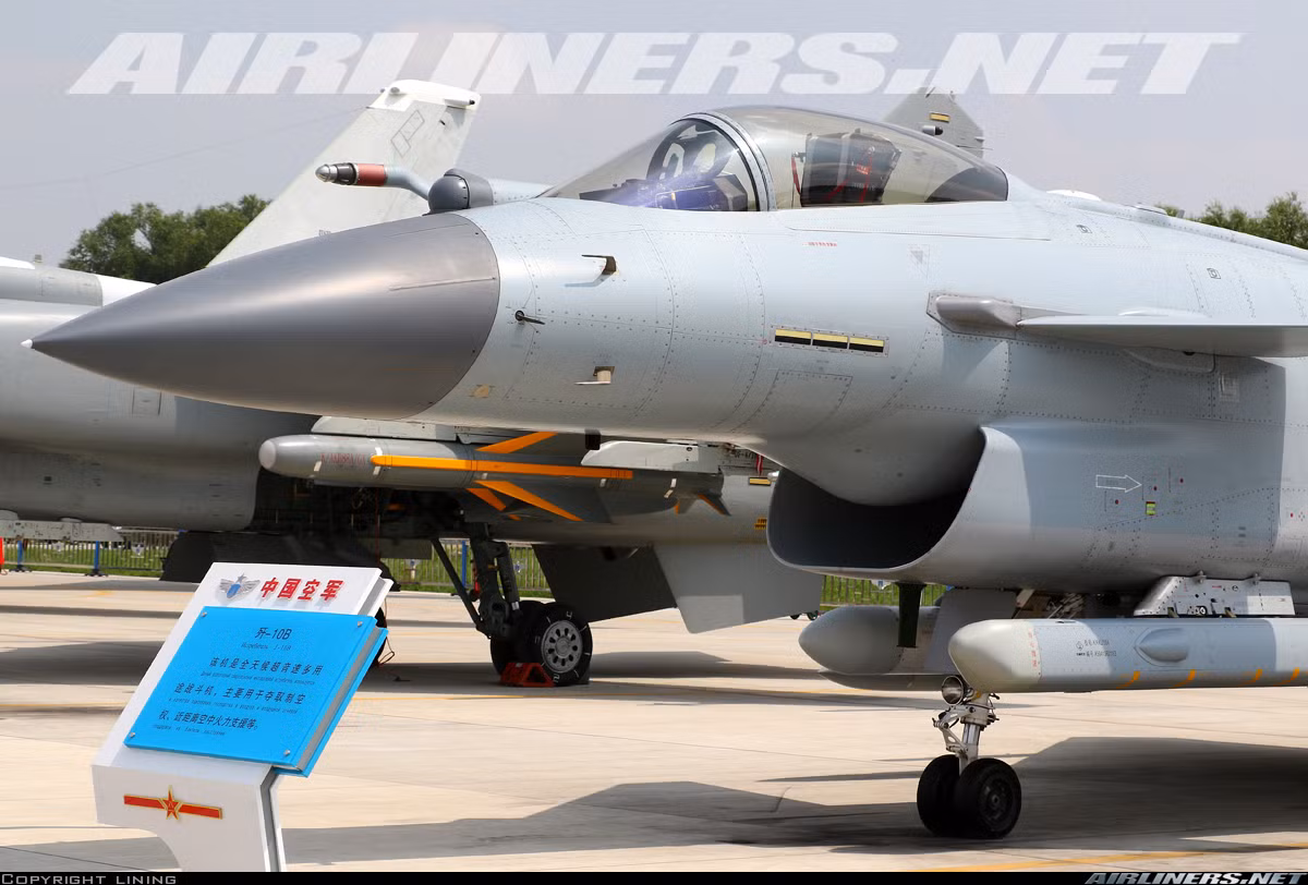 Tiêm kích J-10C về cơ bản được phát triển trên cơ sở mẫu J-10B với cửa hút không khí cửa hút khí khuếch tán siêu âm (DSI) khắc phục điểm yếu lớn trên bản J-10A, cho phép máy bay hoạt động ổn định ở tốc độ cao dù nó đòi hỏi người ta cần có phần mềm điều khiển bay hiện đại. Nguồn ảnh: Airlines.net