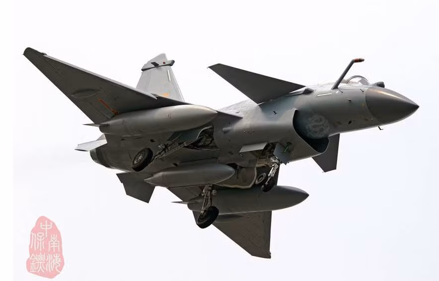 Tuy nhiên, Yak-130 chỉ là máy bay huấn luyện phi công, Lào vẫn cần loại tiêm kích đủ mạnh để bảo vệ không phận và J-10C được coi là lựa chọn không tồi. Thậm chí, nó có thể giúp Không quân Nhân dân Lào có được khả năng tác chiến bảo vệ không phận đáng gờm ở khu vực Đông Nam Á. Nguồn ảnh: Sina