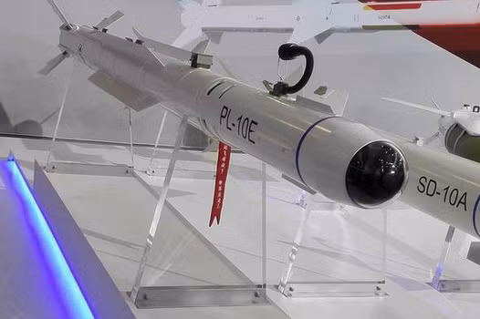 Trong đó PL-10 là loại tên lửa không đối không tầm ngắn được Trung Quốc phát triển cho tiêm kích tàng hình J-20 từ năm 2004. PL-10 sở hữu đầu dò hồng ngoại đa kênh, có khả năng kết hợp với mũ bay tích hợp khí tải hiển thị mục tiêu trên kính mũ. Điều này cho phép phi công có thể tác chiến khóa mục tiêu theo kiểu "nhìn và bắn" cực nhanh. Nguồn ảnh: Sina