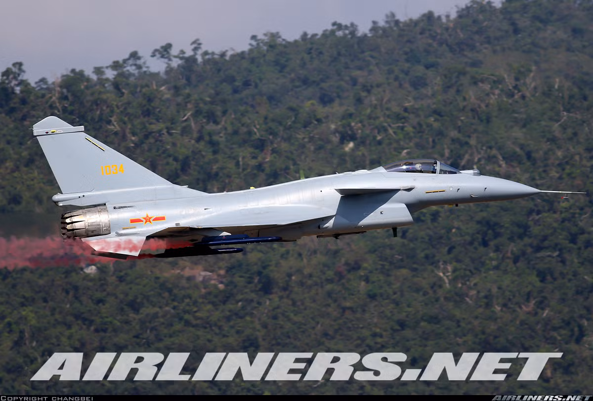 Tất nhiên là Lào vẫn có thể lựa chọn các dòng tiêm kích tới từ Nga (như MiG hay Sukhoi). Dẫu vậy, giới chuyên gia có nhiều lý do cho rằng có thể Lào sẽ đặt lòng tin vào Thành Đô J-10C bởi công nghệ tiên tiến trên nó đi kèm với giá cả cực kỳ phải chăng. Nguồn ảnh: Airlines.net
